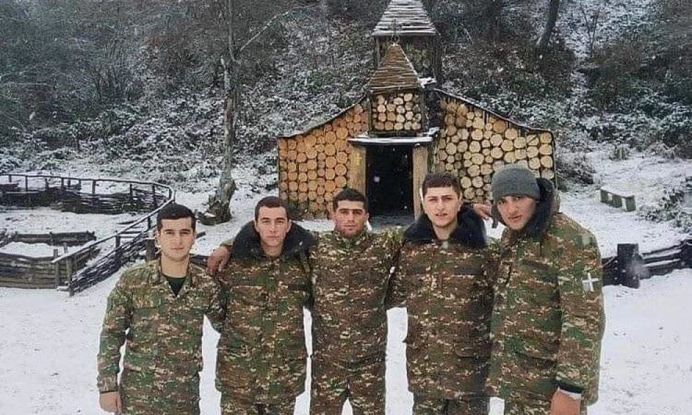 Αρμενία: Στρατιώτες έφτιαξαν εκκλησάκι στο βουνό